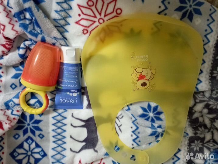 Вещи пакетом, книга, слюнявчик, крем, молокоотсос