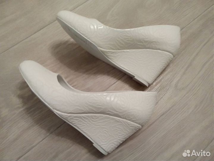 Туфли женские, белые, размер 38