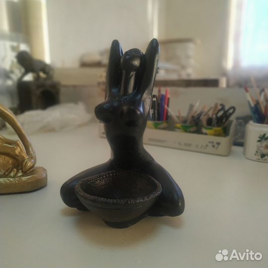 Статуэтка Девушка с корзиной