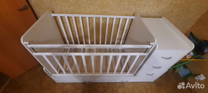 Детская кроватка с маятником