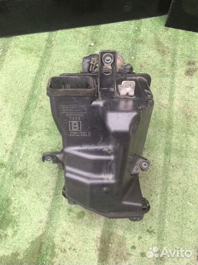 Корпус воздушного фильтра Toyota Hiace TRH214