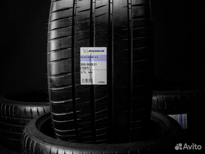 Michelin Pilot Sport 4 S 305/30 R21 и 245/35 R20