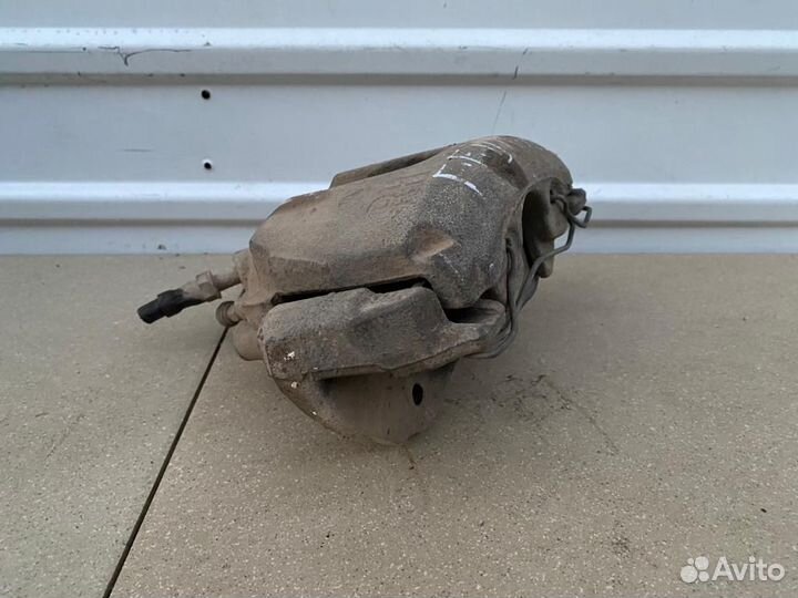 Тормозной суппорт передний правый Ford Focus 2