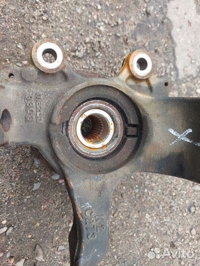 Кулак поворотный правый мазда 3