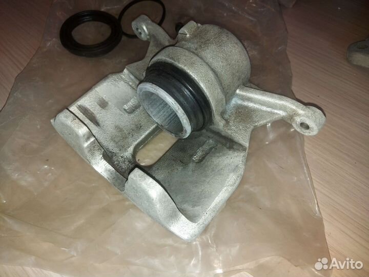 Левый передний суппорт Skoda Octavia a7