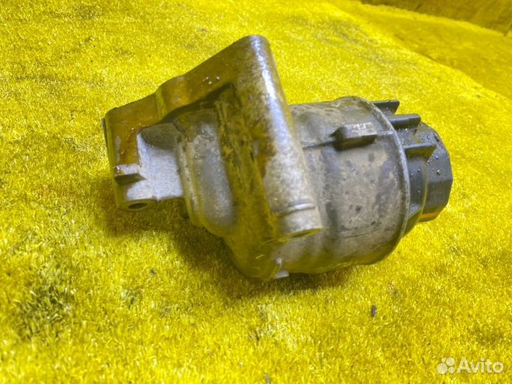 Корпус масляного фильтра передний Toyota Land