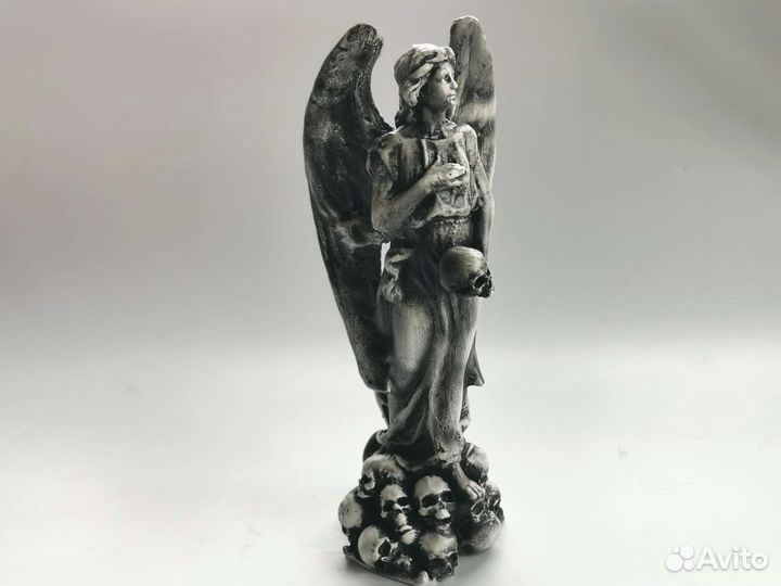 Готическая статуэтка Ангел с черепами