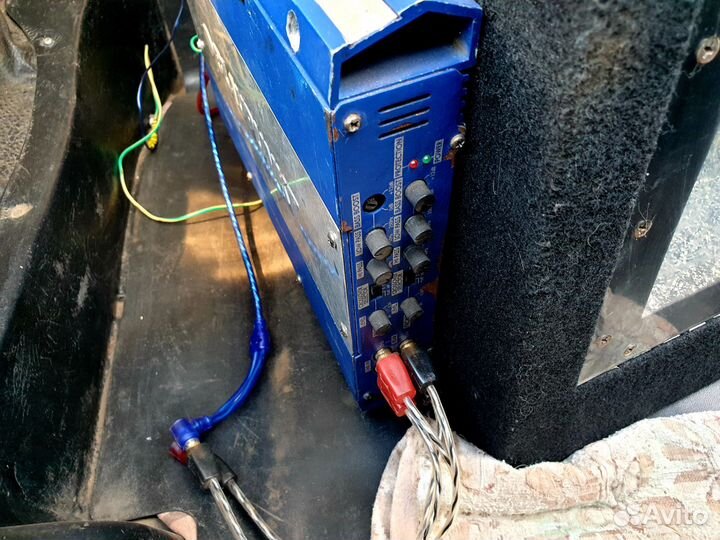 Сабвуфер и усилитель в автомобиль