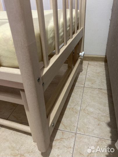 Детская кроватка с маятником