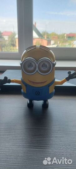 Миньон игрушка (двигается и поет)