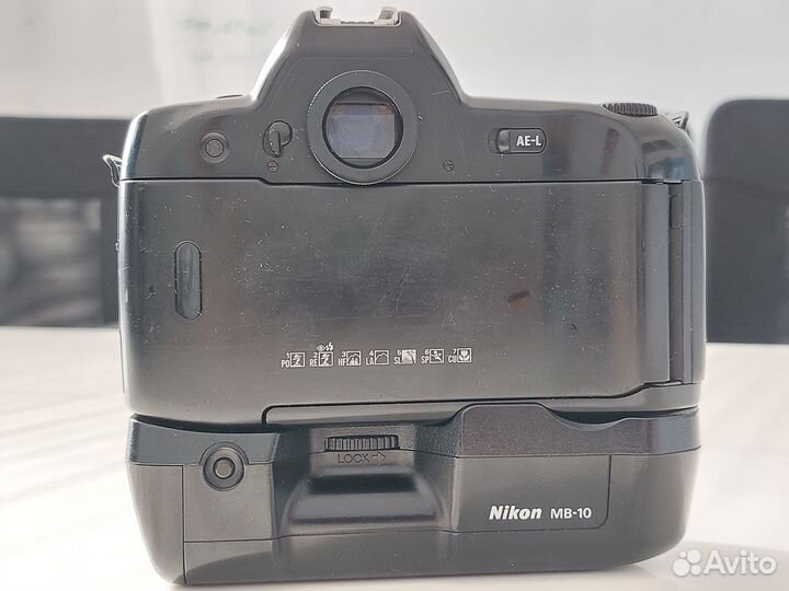 Nikon f 90 x с бат.ручкой MB-10