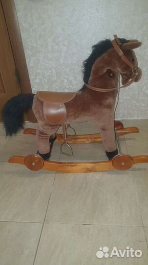 Детская качалка лошадь на колесиках