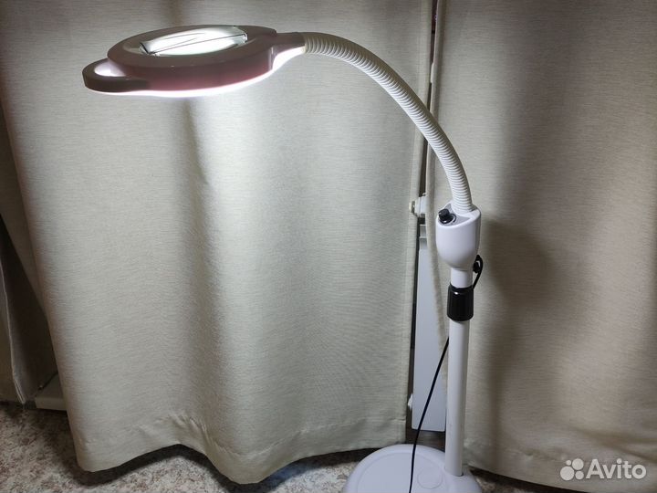 Лампа лупа для косметолога напольная