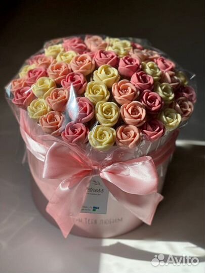 Шоколадные розы пионы в шляпной коробке