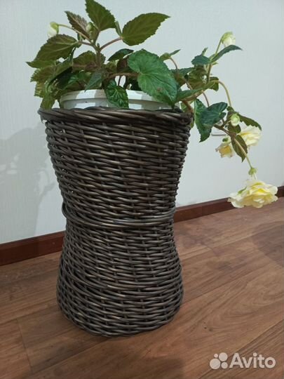 Кашпо из ротанга для растений