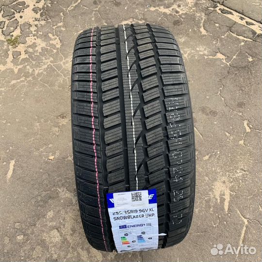 Windforce Snowblazer UHP 235/45 R18