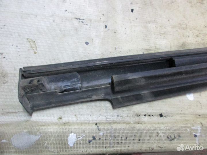 Бархотка стекла двери задней левой наружная Cadill