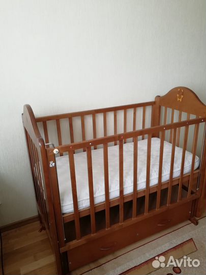 Детская кроватка с маятником