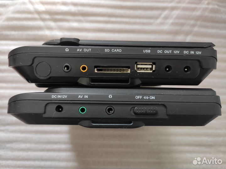Портативный видеопроигрыватель с двойным монитором