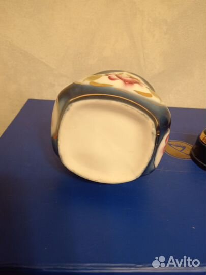 Фарфоровая чайница