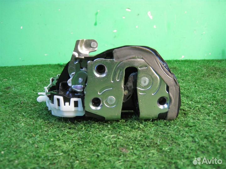 Замок двери задней левой Toyota Yaris P13 2015