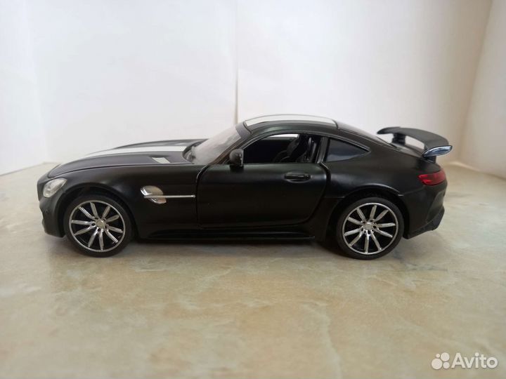 Модель автомобиля 1/32