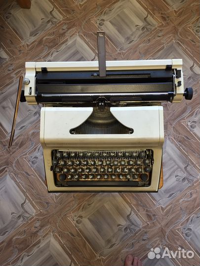 Продаётся портативная пишущая машинка
