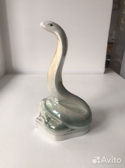 Статуэтка фарфоровая Змея