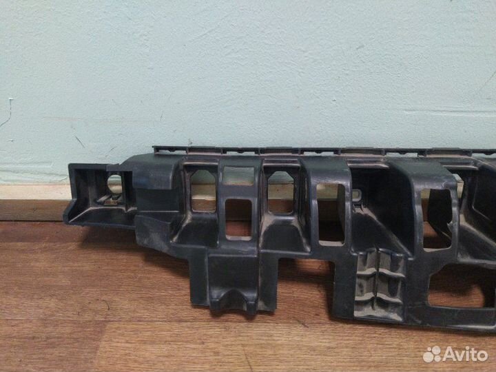 Кронштейн заднего бампера центральный Mercedes