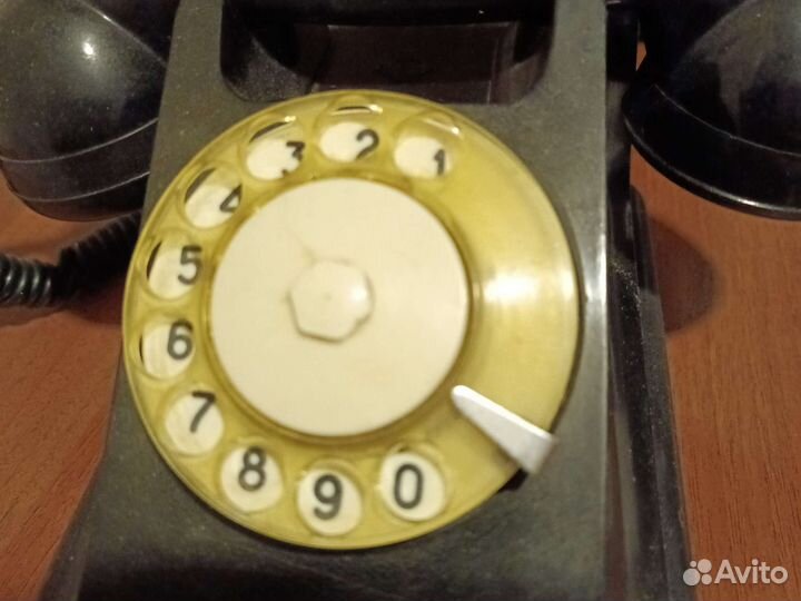 Старинный телефонный аппарат