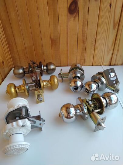 Замки врезные разные и ручки дверные