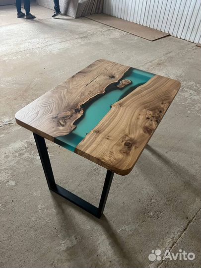 Стол из эпоксидной смолы река