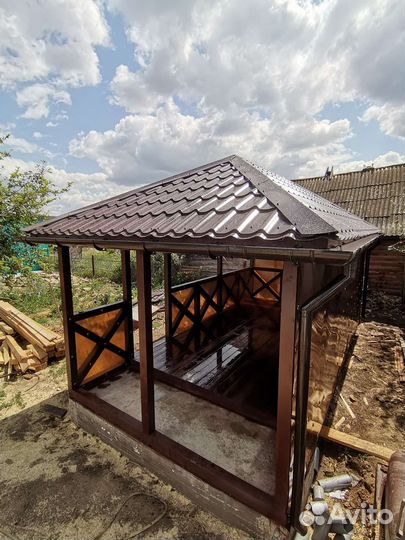 Уютная беседка из дерева для дружной семьи)