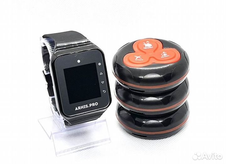 Кнопка вызова официанта в кафе и часы пейджер