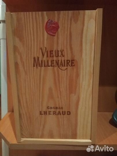 Коробка и булылка из под коньяка