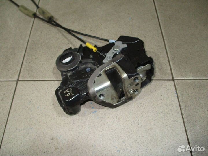 Замок двери передней левой Toyota Corolla (E150)