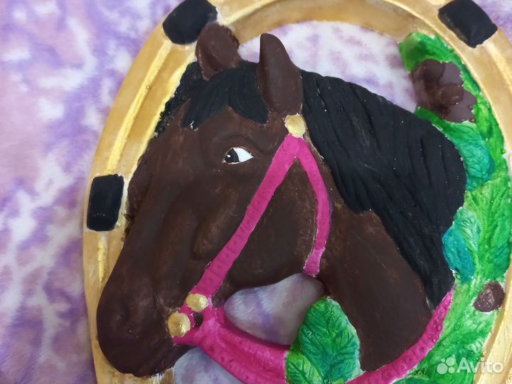 Лошадь с подковой на удачу из гипса