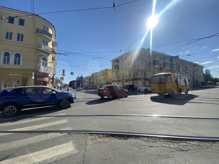 Торговая площадь в центре города с вытяжкой