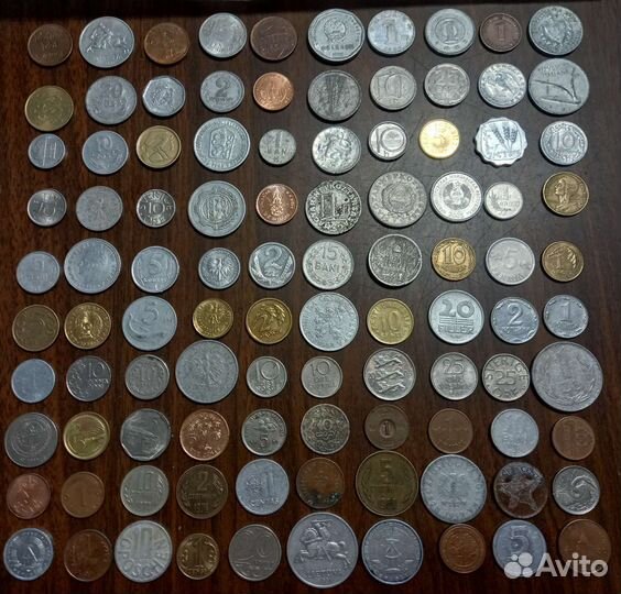 Набор из 100 разных монет