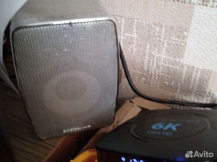 Колонки с сабвуфером и видеоплеер