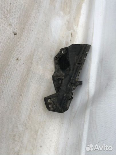 Кронштейн бампера передний правый Kia Soul