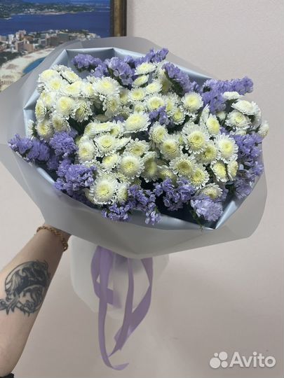 Букет цветов из хризантемы и статицы