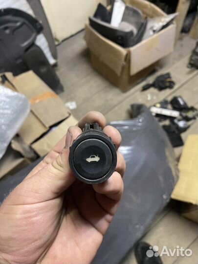 Кнопка открывания багажника Ford Fusion