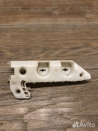 Кронштейн направляющая бампера переднего правое