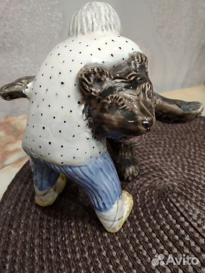 Фарфоровая статуэтка Мужик и медведь