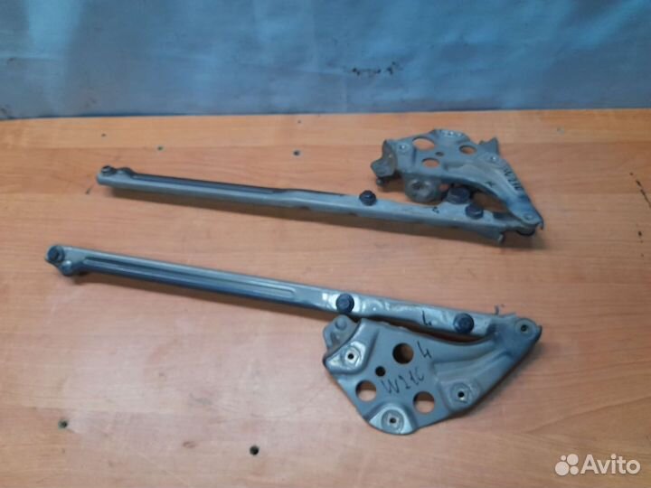 Кронштейн капота (левый правый) W210