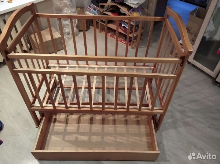 Детская кроватка с маятником