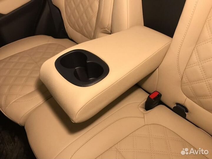 Чехлы на Mitsubishi Outlander 4