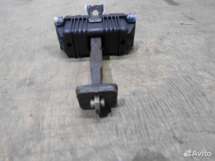 Ограничитель двери от Toyota Avensis II 2003-2008