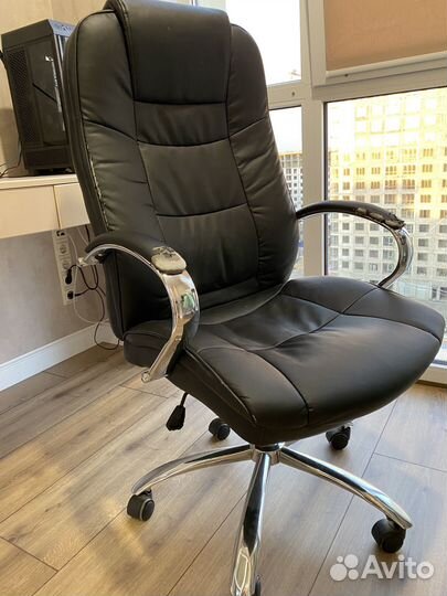 Офисное кресло